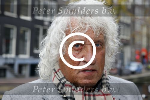 Amsterdam 28 oktober 2014
Presentatie boek Casa Rosso met Jan Otten en Rob v Hulst. Karin Bloemen reikt het eerste boek uit.