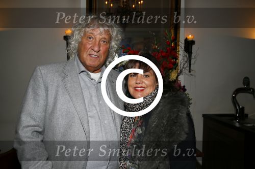 Amsterdam 28 oktober 2014
Presentatie boek Casa Rosso met Jan Otten en Rob v Hulst. Karin Bloemen reikt het eerste boek uit. Jan met zijn vrouw en Ome Joop Snor