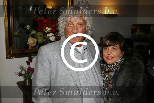 Amsterdam 28 oktober 2014
Presentatie boek Casa Rosso met Jan Otten en Rob v Hulst. Karin Bloemen reikt het eerste boek uit. Jan met zijn vrouw en Ome Joop Snor