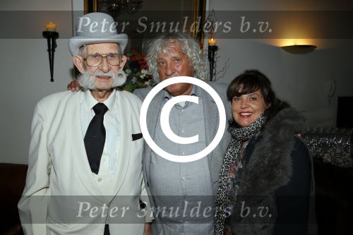 Amsterdam 28 oktober 2014
Presentatie boek Casa Rosso met Jan Otten en Rob v Hulst. Karin Bloemen reikt het eerste boek uit. Jan met zijn vrouw en Ome Joop Snor