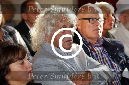 Amsterdam 28 oktober 2014
Presentatie boek Casa Rosso met Jan Otten en Rob v Hulst. Karin Bloemen reikt het eerste boek uit.