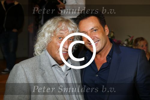 Amsterdam 28 oktober 2014
Presentatie boek Casa Rosso met Jan Otten en Rob v Hulst. Karin Bloemen reikt het eerste boek uit. Jan Otten met Gerard Joling