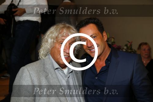 Amsterdam 28 oktober 2014
Presentatie boek Casa Rosso met Jan Otten en Rob v Hulst. Karin Bloemen reikt het eerste boek uit. Jan Otten met Gerard Joling
