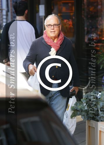 Amsterdam 1 november 2014
Joop Braakhekke doet boodschappen op de cornelis schuytstraat.