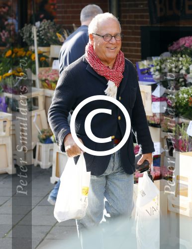 Amsterdam 1 november 2014
Joop Braakhekke doet boodschappen op de cornelis schuytstraat.