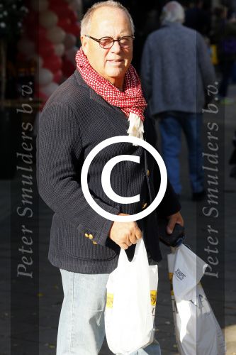 Amsterdam 1 november 2014
Joop Braakhekke doet boodschappen op de cornelis schuytstraat.