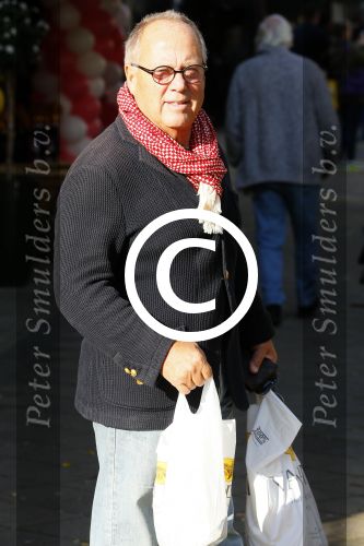 Amsterdam 1 november 2014
Joop Braakhekke doet boodschappen op de cornelis schuytstraat.