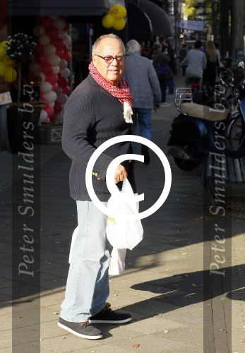 Amsterdam 1 november 2014
Joop Braakhekke doet boodschappen op de cornelis schuytstraat.