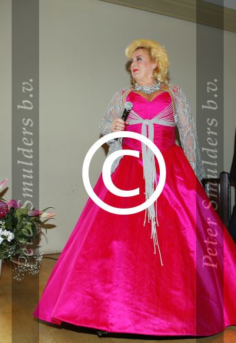 Amsterdam 28 oktober 2014
Presentatie boek Casa Rosso met Jan Otten en Rob v Hulst. Karin Bloemen reikt het eerste boek uit.