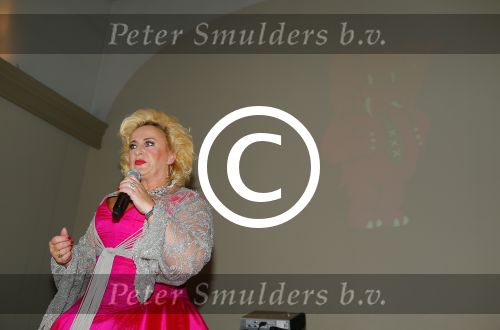 Amsterdam 28 oktober 2014
Presentatie boek Casa Rosso met Jan Otten en Rob v Hulst. Karin Bloemen reikt het eerste boek uit.