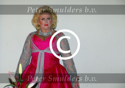 Amsterdam 28 oktober 2014
Presentatie boek Casa Rosso met Jan Otten en Rob v Hulst. Karin Bloemen reikt het eerste boek uit.