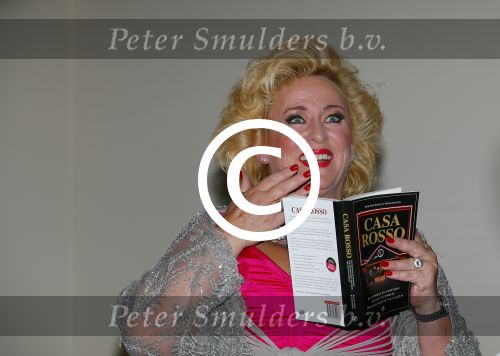 Amsterdam 28 oktober 2014
Presentatie boek Casa Rosso met Jan Otten en Rob v Hulst. Karin Bloemen reikt het eerste boek uit.