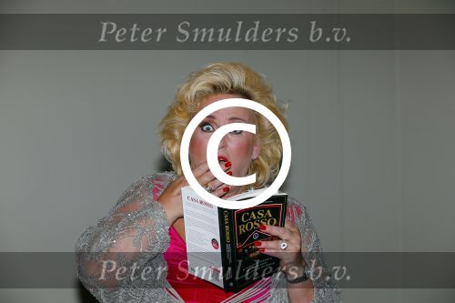 Amsterdam 28 oktober 2014
Presentatie boek Casa Rosso met Jan Otten en Rob v Hulst. Karin Bloemen reikt het eerste boek uit.