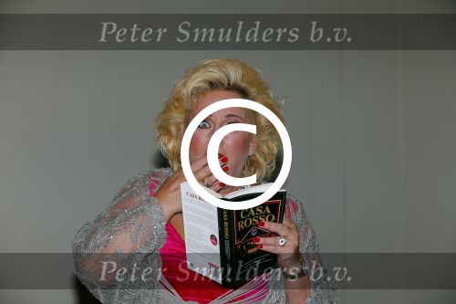Amsterdam 28 oktober 2014
Presentatie boek Casa Rosso met Jan Otten en Rob v Hulst. Karin Bloemen reikt het eerste boek uit.