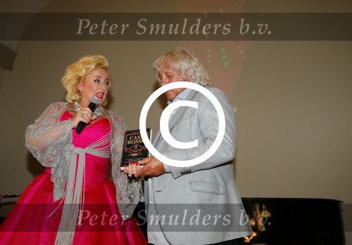 Amsterdam 28 oktober 2014
Presentatie boek Casa Rosso met Jan Otten en Rob v Hulst. Karin Bloemen reikt het eerste boek uit.