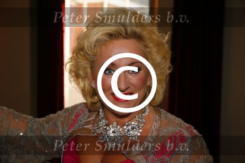 Amsterdam 28 oktober 2014
Presentatie boek Casa Rosso met Jan Otten en Rob v Hulst. Karin Bloemen reikt het eerste boek uit.