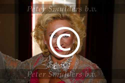 Amsterdam 28 oktober 2014
Presentatie boek Casa Rosso met Jan Otten en Rob v Hulst. Karin Bloemen reikt het eerste boek uit.