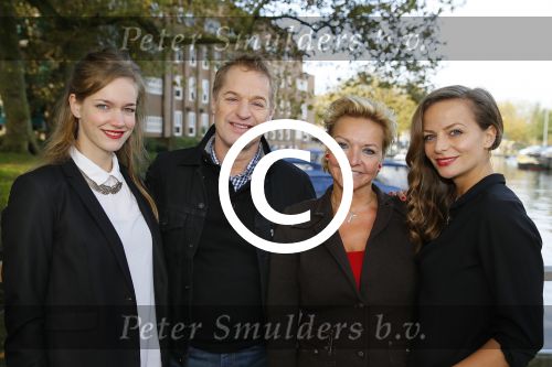 Amsterdam 27 oktober 2014
Presentatie nieuwe castleden Naast Freek Bartels en Bill van Dijk zijn ook Tony Neef (Sonneveld), Mariska van Kolck (Conny Stuart) en Cindy Bell (de lifter) te zien in Sonneveld. Albert Verlinde is de producent.
