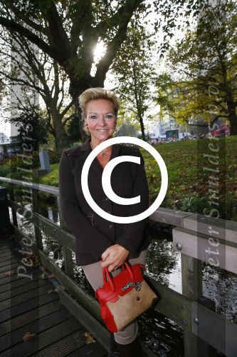 Amsterdam 27 oktober 2014
Presentatie nieuwe castleden Naast Freek Bartels en Bill van Dijk zijn ook Tony Neef (Sonneveld), Mariska van Kolck (Conny Stuart) en Cindy Bell (de lifter) te zien in Sonneveld. Albert Verlinde is de producent.