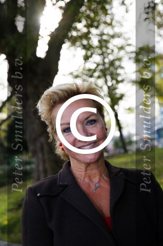 Amsterdam 27 oktober 2014
Presentatie nieuwe castleden Naast Freek Bartels en Bill van Dijk zijn ook Tony Neef (Sonneveld), Mariska van Kolck (Conny Stuart) en Cindy Bell (de lifter) te zien in Sonneveld. Albert Verlinde is de producent.