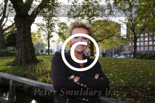 Amsterdam 27 oktober 2014
Presentatie nieuwe castleden Naast Freek Bartels en Bill van Dijk zijn ook Tony Neef (Sonneveld), Mariska van Kolck (Conny Stuart) en Cindy Bell (de lifter) te zien in Sonneveld. Albert Verlinde is de producent.