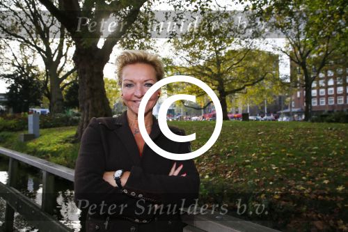 Amsterdam 27 oktober 2014
Presentatie nieuwe castleden Naast Freek Bartels en Bill van Dijk zijn ook Tony Neef (Sonneveld), Mariska van Kolck (Conny Stuart) en Cindy Bell (de lifter) te zien in Sonneveld. Albert Verlinde is de producent.