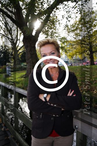 Amsterdam 27 oktober 2014
Presentatie nieuwe castleden Naast Freek Bartels en Bill van Dijk zijn ook Tony Neef (Sonneveld), Mariska van Kolck (Conny Stuart) en Cindy Bell (de lifter) te zien in Sonneveld. Albert Verlinde is de producent.