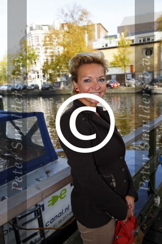 Amsterdam 27 oktober 2014
Presentatie nieuwe castleden Naast Freek Bartels en Bill van Dijk zijn ook Tony Neef (Sonneveld), Mariska van Kolck (Conny Stuart) en Cindy Bell (de lifter) te zien in Sonneveld. Albert Verlinde is de producent.