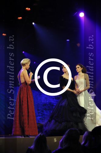 Hilversum 27 oktober 2014
Finale Hollands next top model 2014 HNTM in studio 21 gepresenteerd door Anouk Smulders en Fred v Leer.Finalisten zijn Nicky Opheij Sanne Aisha en Debbie Dhillon. In de jury zitten Freek Koster May Britt Mobach en Dirk Kikstra.