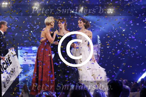 Hilversum 27 oktober 2014
Finale Hollands next top model 2014 HNTM in studio 21 gepresenteerd door Anouk Smulders en Fred v Leer.Finalisten zijn Nicky Opheij Sanne Aisha en Debbie Dhillon. In de jury zitten Freek Koster May Britt Mobach en Dirk Kikstra.