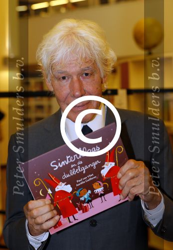 Amsterdam 4 november 2014
Presentatie sinterklaasboeken in de bibliotheek van Amsterdam. Aanwezig zijn Albert Verlinde Winston Gerschtanowitz Andre Kuipers en Paul v Vliet.