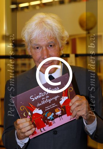 Amsterdam 4 november 2014
Presentatie sinterklaasboeken in de bibliotheek van Amsterdam. Aanwezig zijn Albert Verlinde Winston Gerschtanowitz Andre Kuipers en Paul v Vliet.
