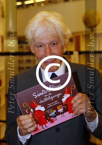 Amsterdam 4 november 2014
Presentatie sinterklaasboeken in de bibliotheek van Amsterdam. Aanwezig zijn Albert Verlinde Winston Gerschtanowitz Andre Kuipers en Paul v Vliet.