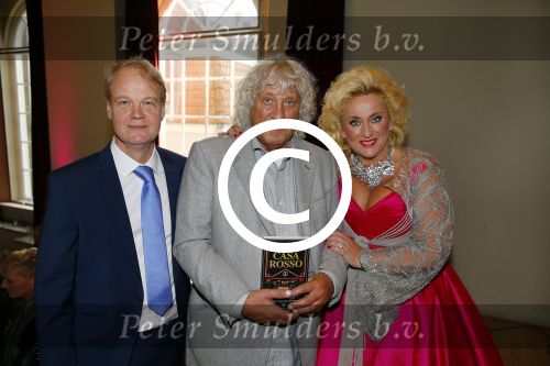 Amsterdam 28 oktober 2014
Presentatie boek Casa Rosso met Jan Otten en Rob v Hulst. Karin Bloemen reikt het eerste boek uit.
