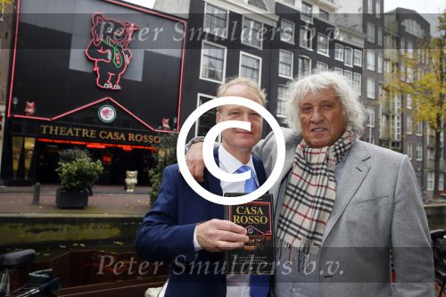 Amsterdam 28 oktober 2014
Presentatie boek Casa Rosso met Jan Otten en Rob v Hulst. Karin Bloemen reikt het eerste boek uit.