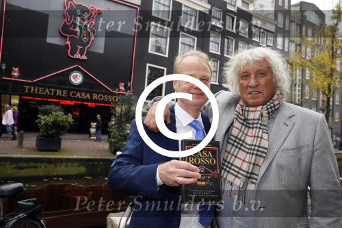 Amsterdam 28 oktober 2014
Presentatie boek Casa Rosso met Jan Otten en Rob v Hulst. Karin Bloemen reikt het eerste boek uit.
