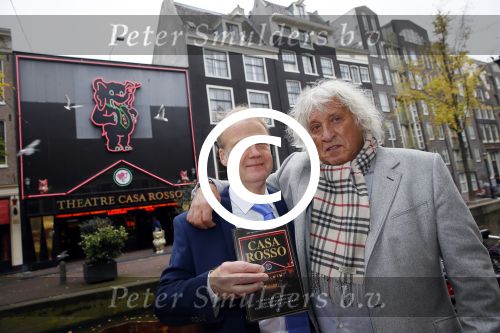 Amsterdam 28 oktober 2014
Presentatie boek Casa Rosso met Jan Otten en Rob v Hulst. Karin Bloemen reikt het eerste boek uit.