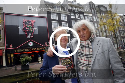 Amsterdam 28 oktober 2014
Presentatie boek Casa Rosso met Jan Otten en Rob v Hulst. Karin Bloemen reikt het eerste boek uit.