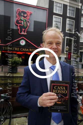 Amsterdam 28 oktober 2014
Presentatie boek Casa Rosso met Jan Otten en Rob v Hulst. Karin Bloemen reikt het eerste boek uit.