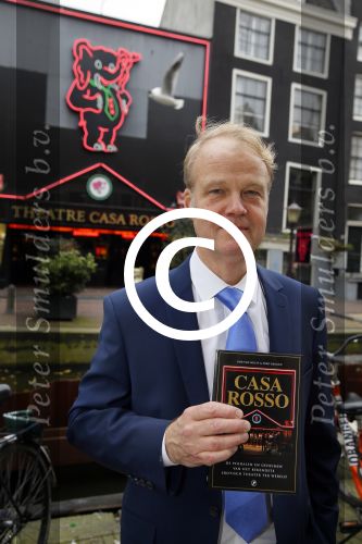 Amsterdam 28 oktober 2014
Presentatie boek Casa Rosso met Jan Otten en Rob v Hulst. Karin Bloemen reikt het eerste boek uit.