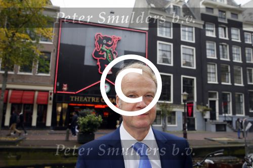 Amsterdam 28 oktober 2014
Presentatie boek Casa Rosso met Jan Otten en Rob v Hulst. Karin Bloemen reikt het eerste boek uit.