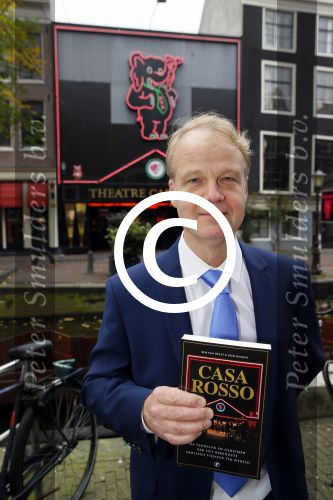Amsterdam 28 oktober 2014
Presentatie boek Casa Rosso met Jan Otten en Rob v Hulst. Karin Bloemen reikt het eerste boek uit.