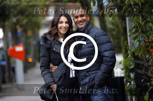 Blaricum 24 oktober 2014
Ruud Gullit met zijn vriendin Maggie Jimenez in Blaricum