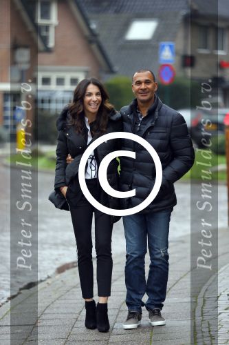 Blaricum 24 oktober 2014
Ruud Gullit met zijn vriendin Maggie Jimenez in Blaricum