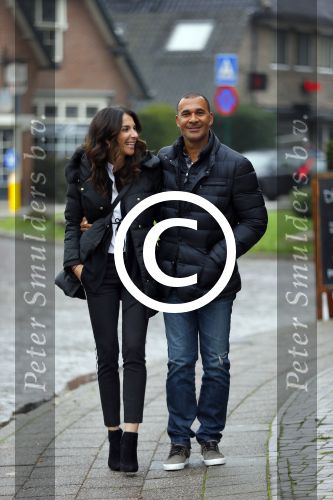 Blaricum 24 oktober 2014
Ruud Gullit met zijn vriendin Maggie Jimenez in Blaricum