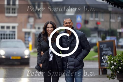 Blaricum 24 oktober 2014
Ruud Gullit met zijn vriendin Maggie Jimenez in Blaricum