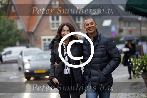 Blaricum 24 oktober 2014
Ruud Gullit met zijn vriendin Maggie Jimenez in Blaricum