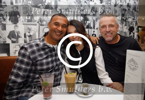 Blaricum 24 oktober 2014
Ruud Gullit met zijn vriendin Maggie Jimenez in Blaricum bij Gordon op de koffie.