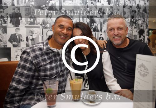 Blaricum 24 oktober 2014
Ruud Gullit met zijn vriendin Maggie Jimenez in Blaricum bij Gordon op de koffie.