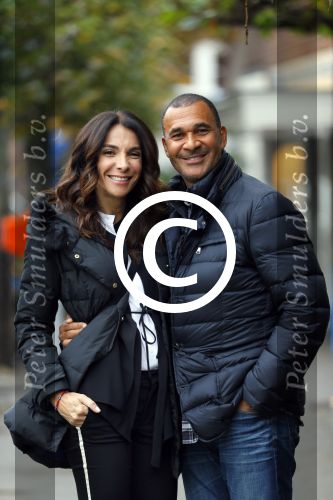 Blaricum 24 oktober 2014
Ruud Gullit met zijn vriendin Maggie Jimenez in Blaricum
